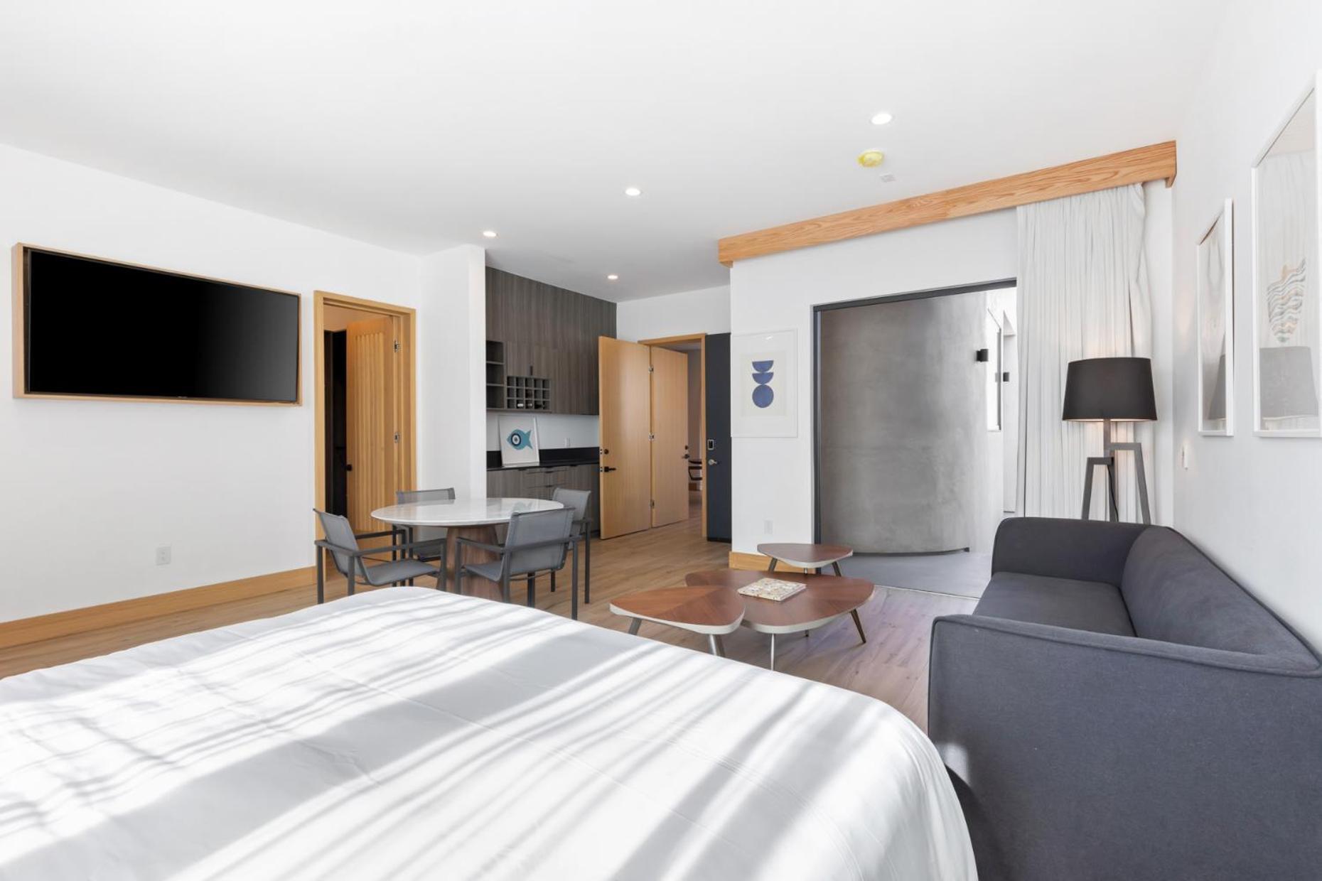 Malibu Sand Carbon Beach Suites Esterno foto