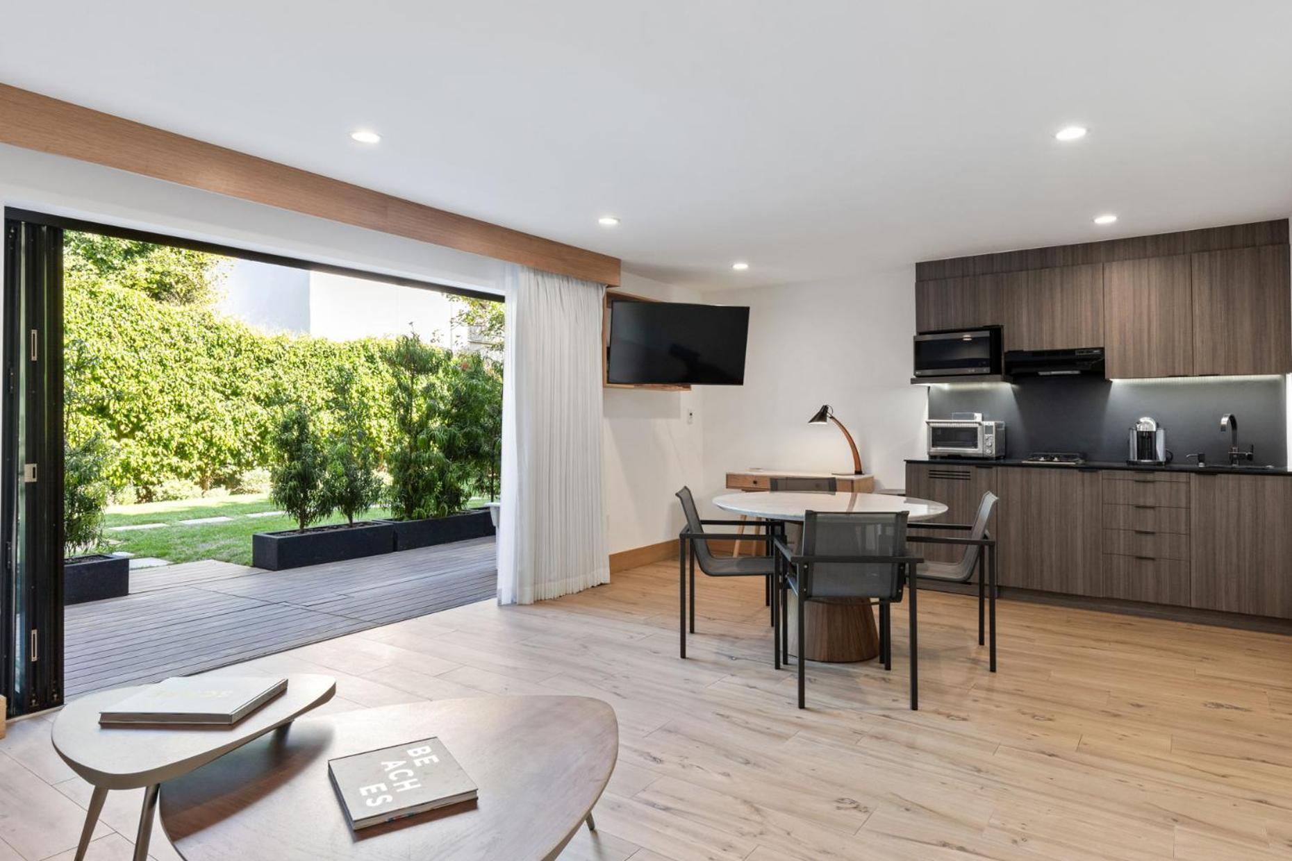 Malibu Sand Carbon Beach Suites Esterno foto