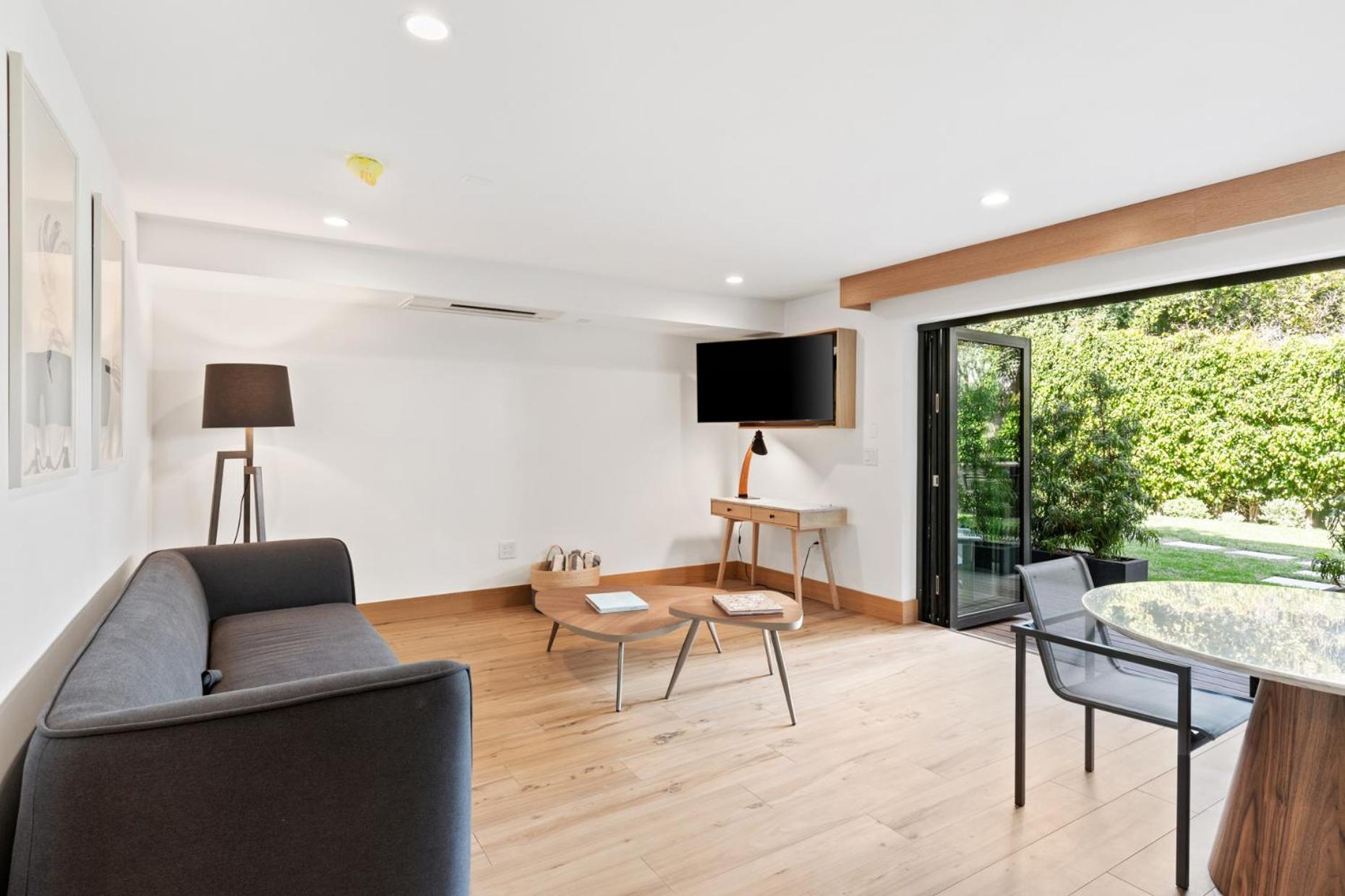 Malibu Sand Carbon Beach Suites Esterno foto